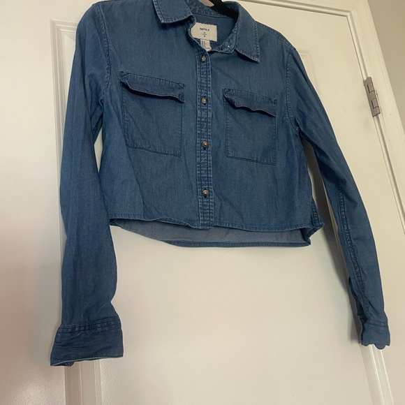 Forever 21 Women’s Cropped Denim Button Down Shirt - Picture 8 of 10